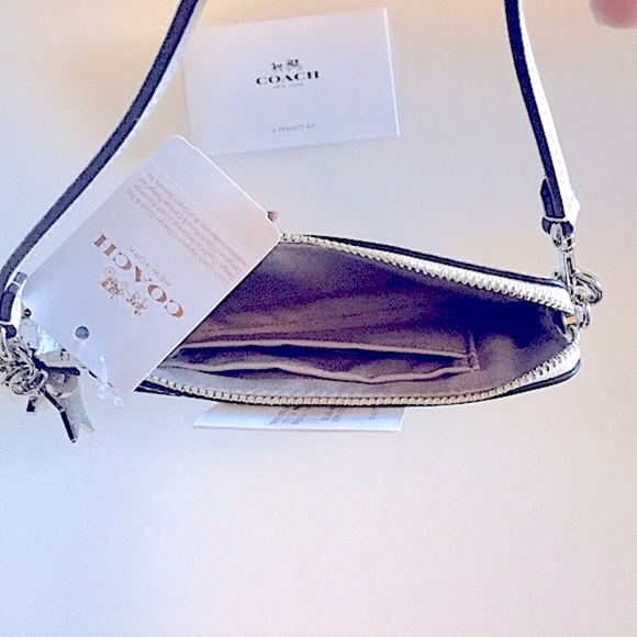 🎉HP🎉COACH (MULTIPLE CHARMS) CORNER ZIP WRISTLET/color:silver/sea glass/chalk - Picture 4 of 15